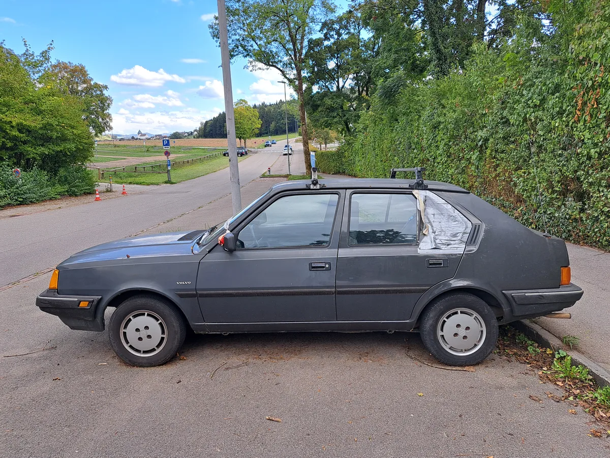 Wer Hinweise zum Fahrzeug machen kann, soll sich bei der Stadtpolizei Illnau-Effretikon melden. Volvo, Seitenansicht
